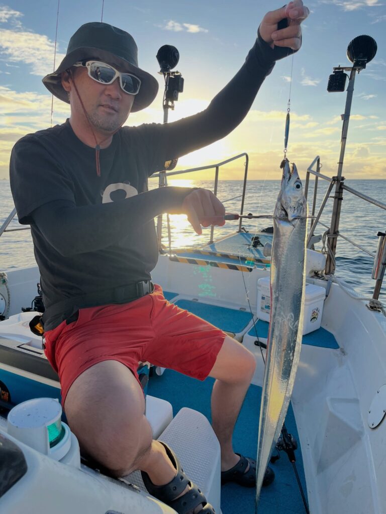 チウオ、根魚、シブダイ行きたいけど、、、
またまたウネリが、、😂
早く収まってほしい。。🌊

この根魚、なんか違う😯
調べてみたらどうやら『キテンハタ』らしい。
特徴は、尾びれの上側1/3にだけ斑点があり、下側2/3は暗色で模様がないというユニークな尾びれ😊珍しい🐟

凄く部分的に雨を降らす雨雲☁️
半夜、夜釣りは夕立ちあるかもですね☂️

#タチウオ
#太刀魚
#タチウオ釣り
#キテンハタ
#珍しい魚