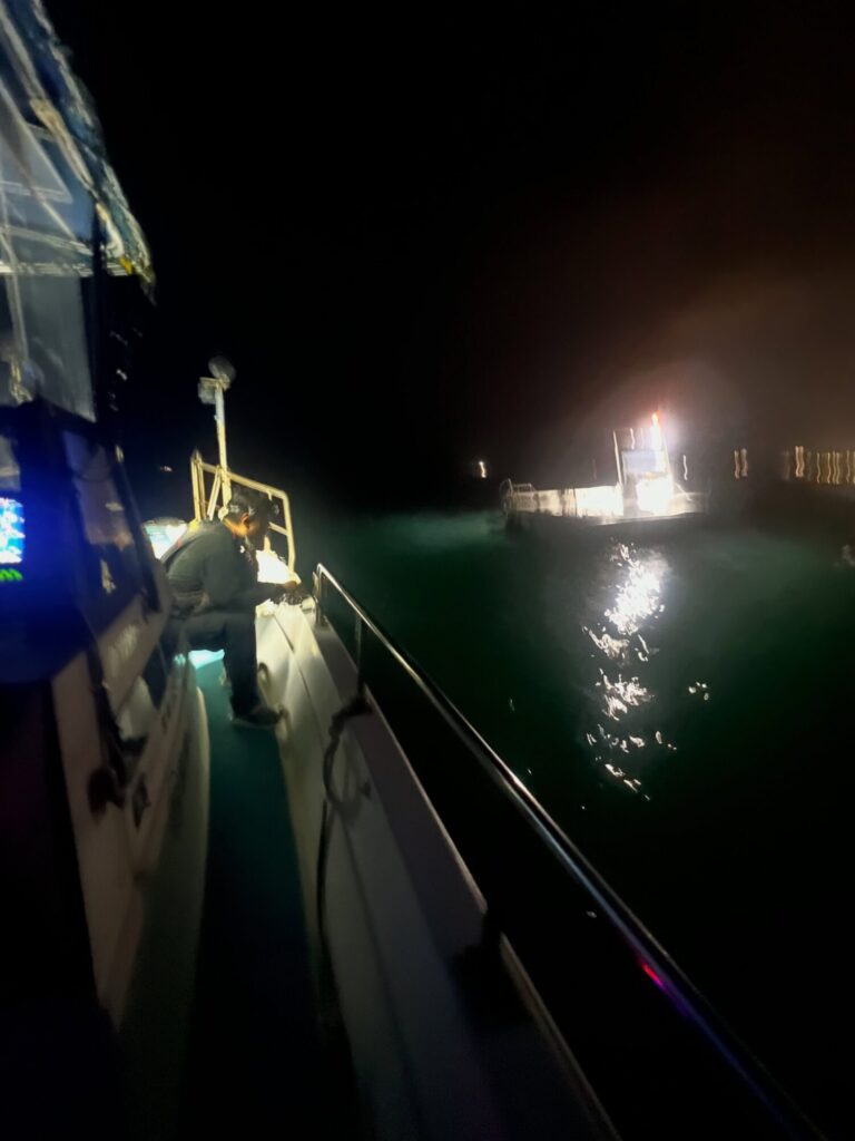 夕方17:30からの出航🚤

反応あるけど薄いし、小さいし。。。
なかなか食いが立たない状況。
コツっ、で終わり😢

広範囲をウロウロしましたところ、マズメにゴールデンタイム。
2時間ちょっとの釣りでしたが、タチウオ君の姿が見れて良かったよかった🐟🐟🐟😊

本日は陽があるうちはジギング。
陽が沈んだらテンヤみたいな感じでしょうか😊

#タチウオ
#太刀魚
#ハイブリッドクロス
#ナイト太刀魚
#ナイトタチウオ